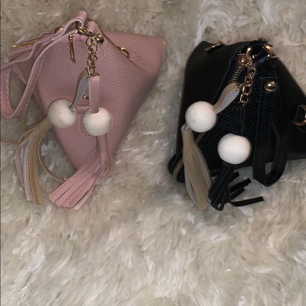 Adorable trianglewristlet w.strap inside crossbody